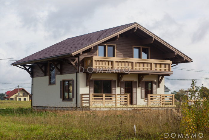 Проект каркасного дома с большим балконом на мансардном этаже