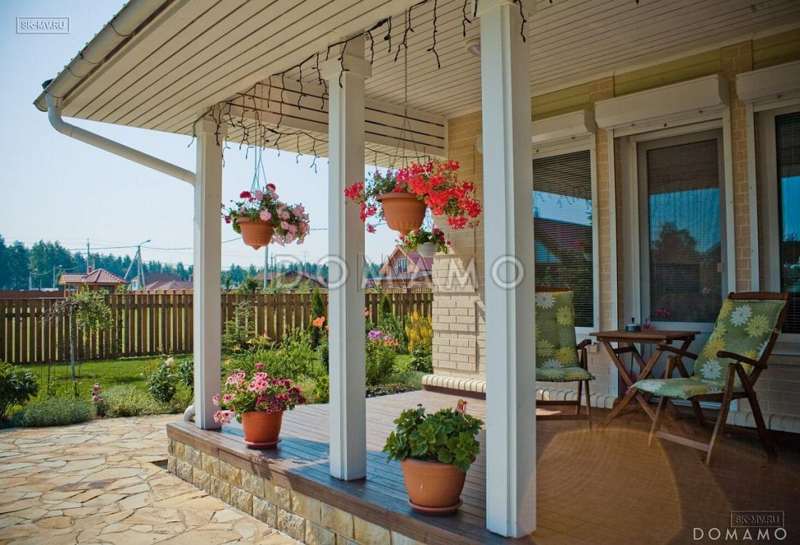 Проект каркасного дома с навесом для двух машин и крытой террасой / 3