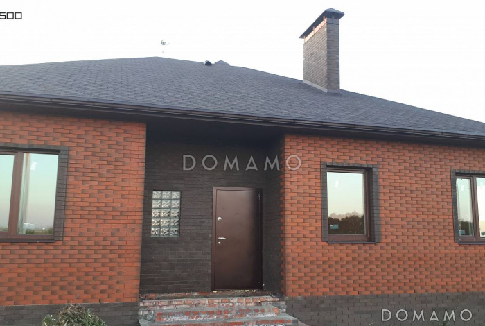 Проект одноэтажного дома из газобетона с кирпичными фасадами с тремя спальнями, светлой гостиной и угловым окном в кухне Проект одноэтажного дома из газобетона с кирпичными фасадами с тремя спальнями, светлой гостиной и угловым окном в кухне