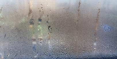 Потеют окна в частном доме: почему это происходит и как разрулить