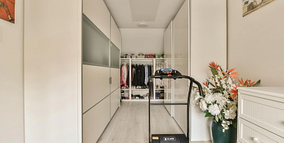 Особенности проектирования гардеробной в частном доме