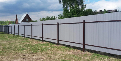 Какие столбы нужны для забора из профнастила