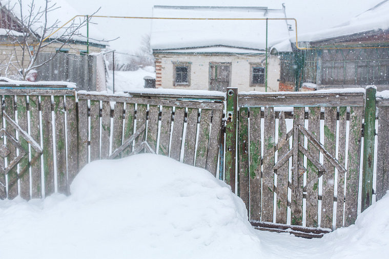Пучение грунта: почему зимой выталкивает столбы дорожки и плитку