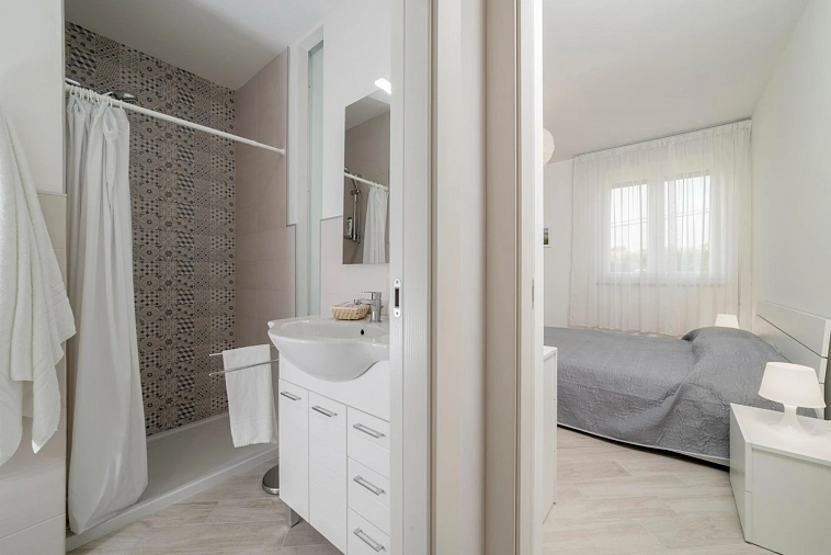 Мастер-спальня в загородном доме: преимущества и виды планировок