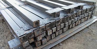 Какие столбы нужны для забора из профнастила