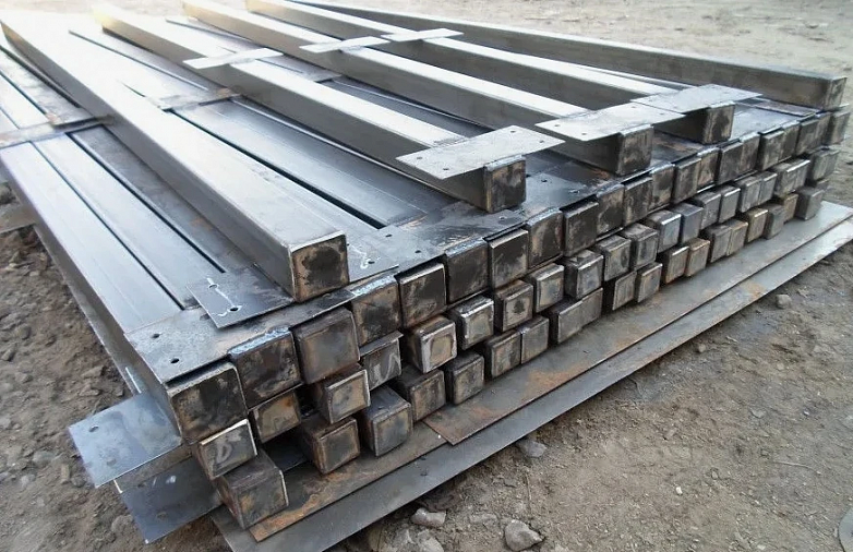 Какие столбы нужны для забора из профнастила