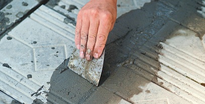 Почему трескается отмостка после зимы