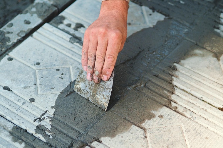 Почему трескается отмостка после зимы