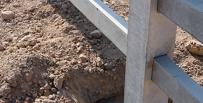 Как правильно бетонировать столбы для забора