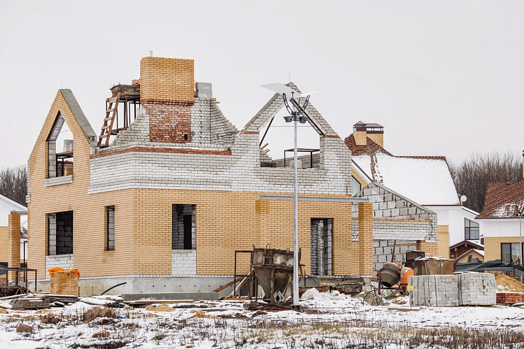 Можно ли строить дом зимой