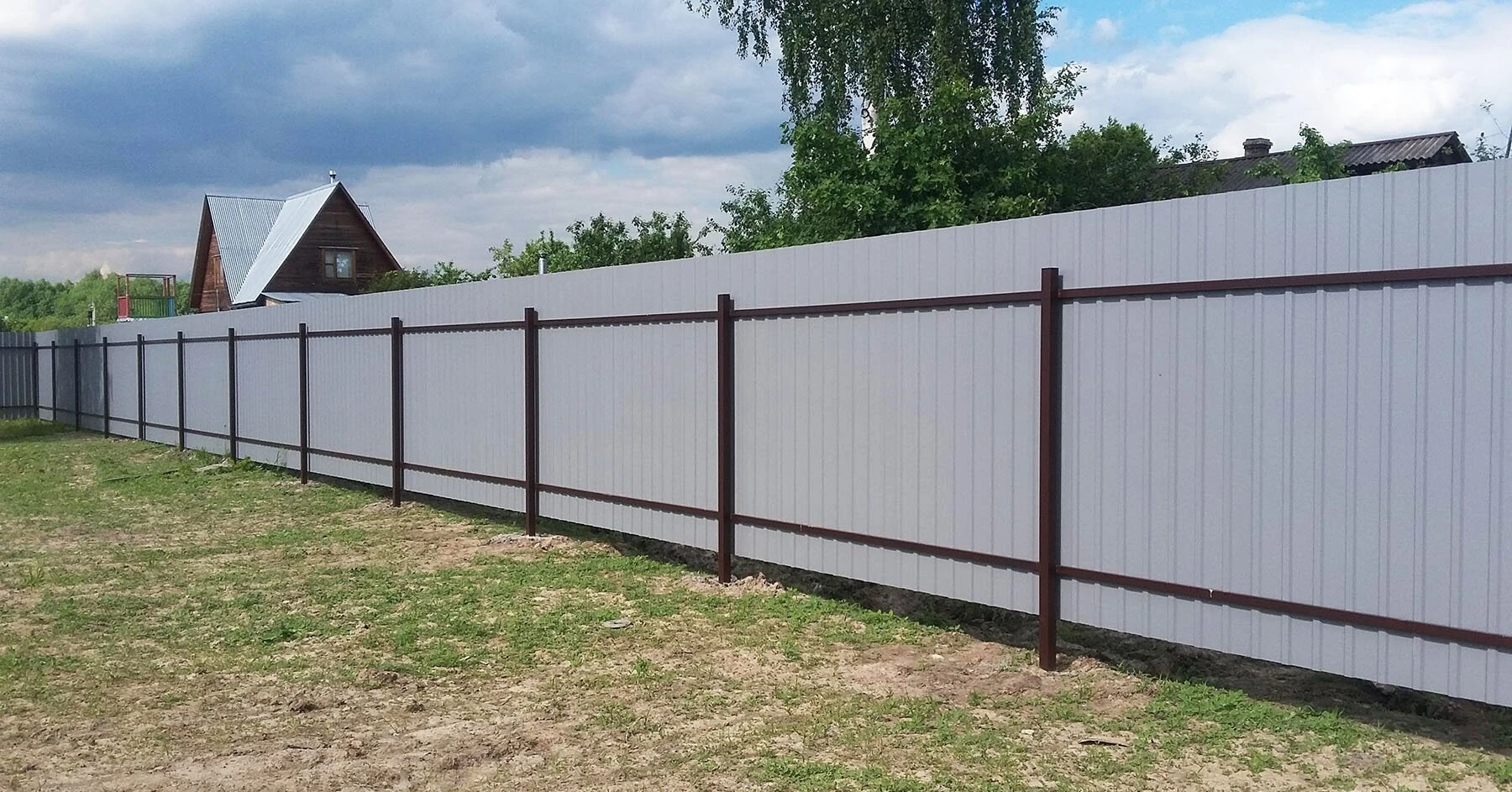 Какие столбы нужны для забора из профнастила