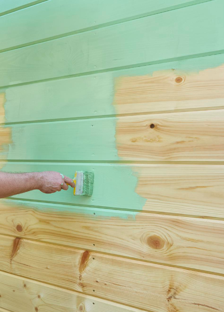 покраска деревянных стен в зеленый цвет